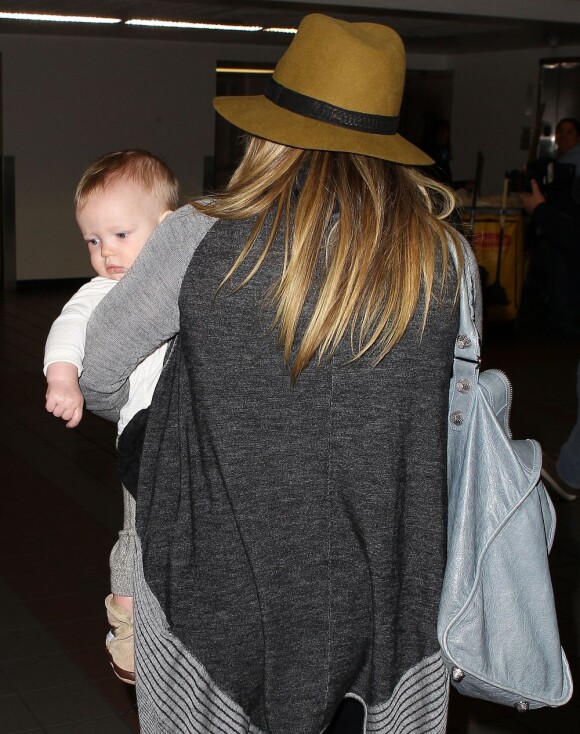 Hilary Duff à son arrivée à l'aéroport de Los Angeles avec son fils Luca le 15 novembre 2012.