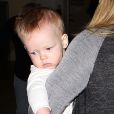 Le petit Luca dans les bras de sa maman Hilary Duff à l'aéroport de Los Angeles le 15 novembre 2012.