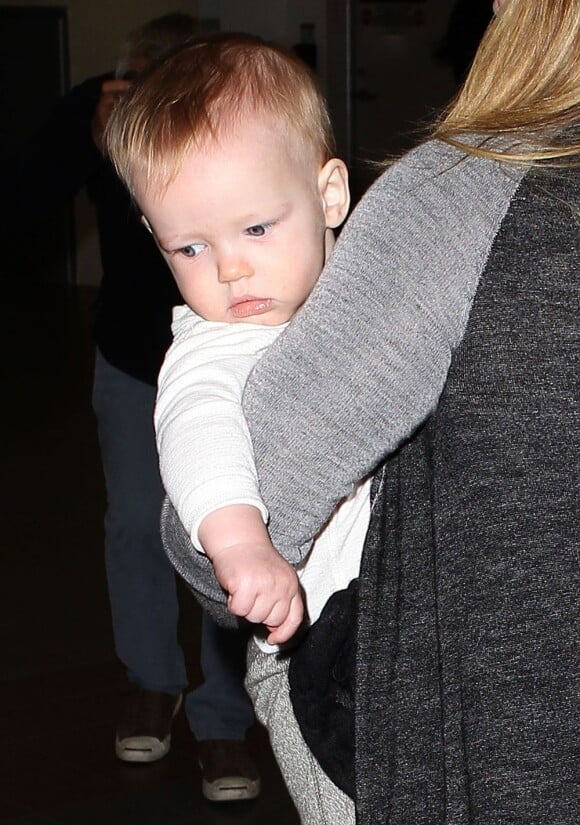 Le petit Luca dans les bras de sa maman Hilary Duff à l'aéroport de Los Angeles le 15 novembre 2012.