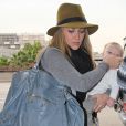 Hilary Duff à son arrivée à l'aéroport de Los Angeles avec son adorable fils Luca le 15 novembre 2012.