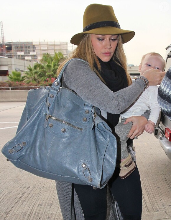 Hilary Duff à son arrivée à l'aéroport de Los Angeles avec son adorable fils Luca le 15 novembre 2012.