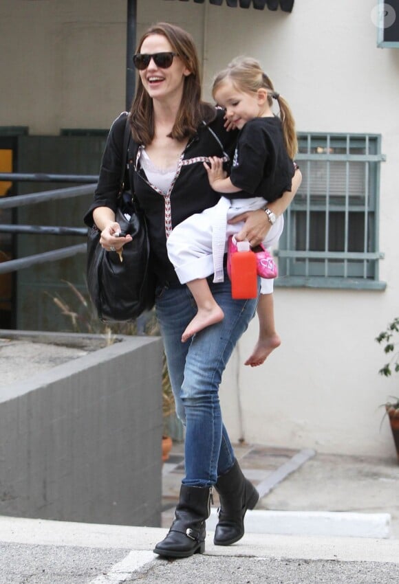 Jennifer Garner tient sa fille Seraphina dans ses bras dans les rues de Santa Monica, le 16 novembre 2012.