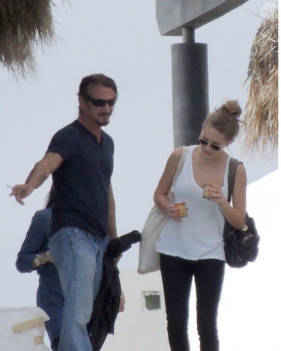 Sean Penn et sa fille Dylan se relaxent à Cabo San Lucas, au Mexique, le 10 novembre 2012.