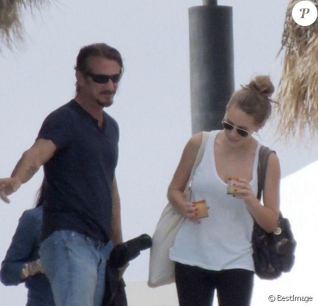 Sean Penn et sa fille Dylan se relaxent à Cabo San Lucas, au Mexique, le 10 novembre 2012.