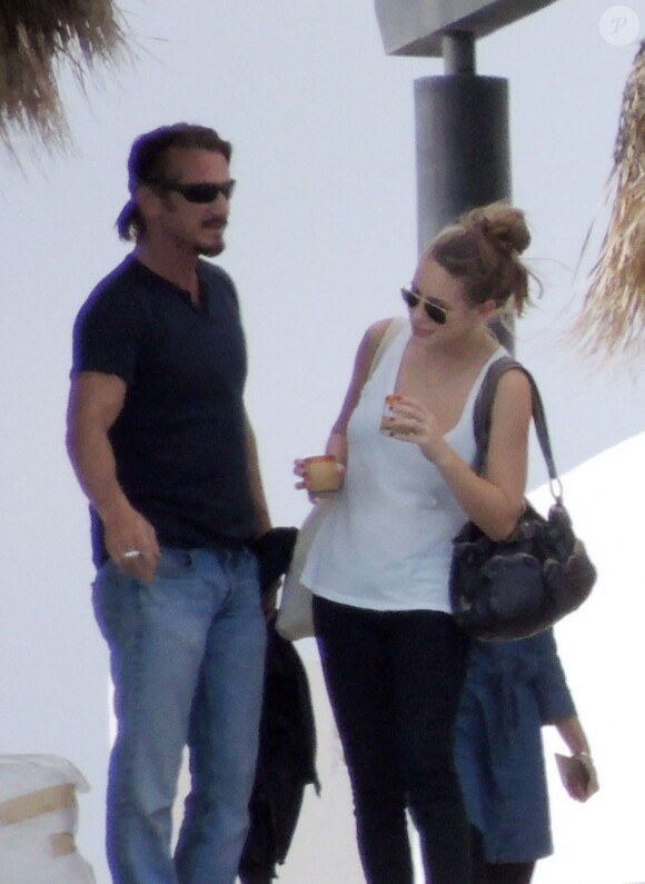 Sean Penn et sa fille se relaxent à Cabo San Lucas, au Mexique, le 10 novembre 2012.