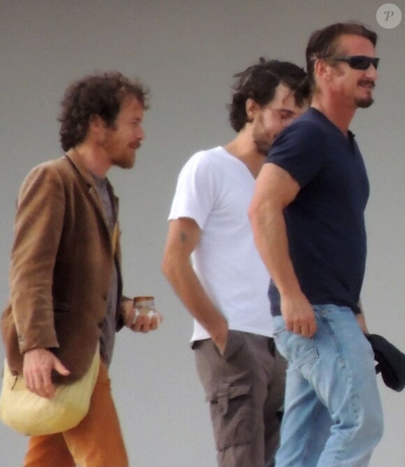 Sean Penn, sa fille Dylan et quelques amis dont Cisco Adler se relaxent à Cabo San Lucas, au Mexique, le 10 novembre 2012.