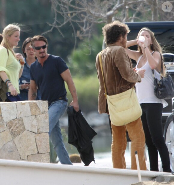 Sean Penn, sa fille Dylan et quelques amis dont Cisco Adler se relaxent à Cabo San Lucas, au Mexique, le 10 novembre 2012.