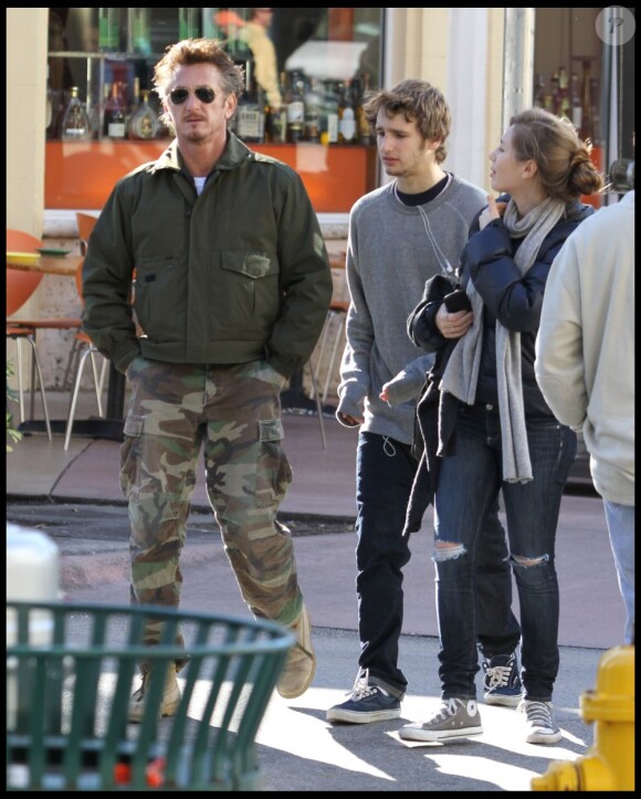 Sean Penn avec ses enfants - Dylan et Hopper - à Miami, le 27 décembre 2010.