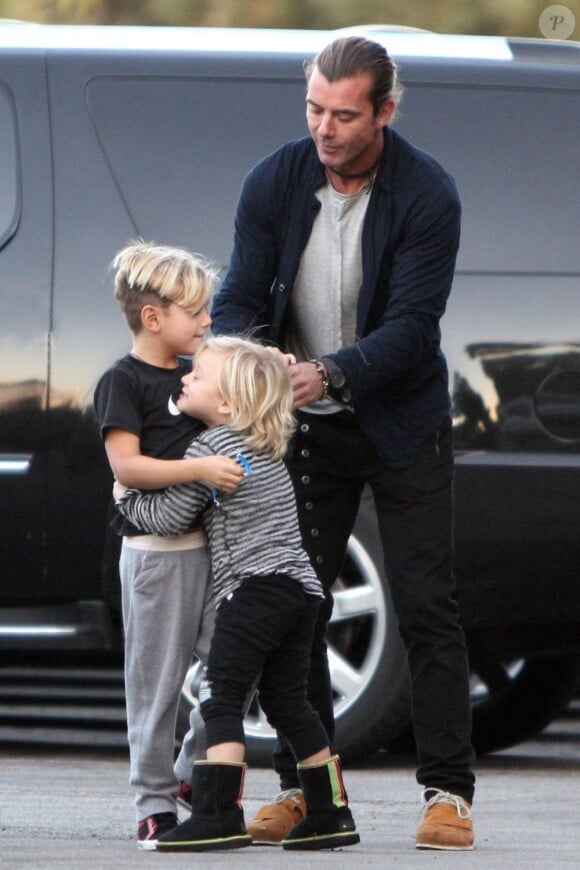 Gavin Rossdale et ses deux fils dans le quartier de Culver City à Los Angeles, le 18 novembre 2012.