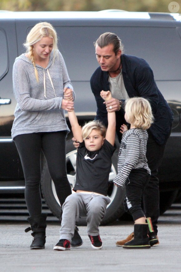 Gavin Rossdale et ses deux fils, un peu dissipés, dans le quartier de Culver City à Los Angeles, le 18 novembre 2012.