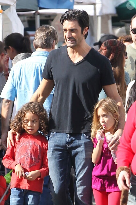 Gilles Marini, sa fille Julianna et une amie étaient au marché de Studio City Farmers Market, le 18 novembre 2012.