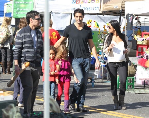 Gilles Marini, sa femme et sa fille Julianna étaient au marché de Studio City Farmers Market, le 18 novembre 2012.