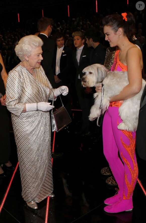 Elizabeth II, fan des chiens, était servie ! 100e gala du Royal Variety au Royal Albert Hall, à Londres, le 19 novembre 2012, en présence de la reine Elizabeth II et du prince Philip.