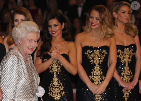 La reine Elizabeth II et les Girls Aloud de Cheryl Cole. 100e gala du Royal Variety au Royal Albert Hall, à Londres, le 19 novembre 2012, en présence de la reine Elizabeth II et du prince Philip.