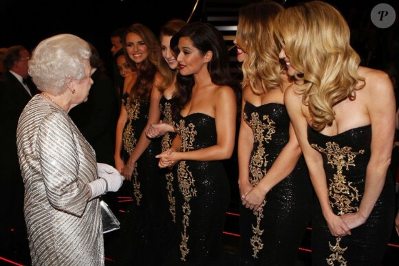 Elizabeth II face à Cheryl Cole et aux Girls Aloud. 100e gala du Royal Variety au Royal Albert Hall, à Londres, le 19 novembre 2012, en présence de la reine Elizabeth II et du prince Philip.