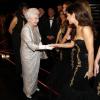 La reine Elizabeth II salue les Girls Aloud. 100e gala du Royal Variety au Royal Albert Hall, à Londres, le 19 novembre 2012, en présence de la reine Elizabeth II et du prince Philip.