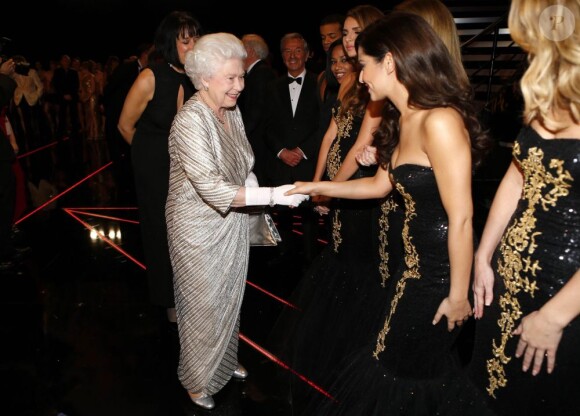 La reine Elizabeth II salue les Girls Aloud. 100e gala du Royal Variety au Royal Albert Hall, à Londres, le 19 novembre 2012, en présence de la reine Elizabeth II et du prince Philip.