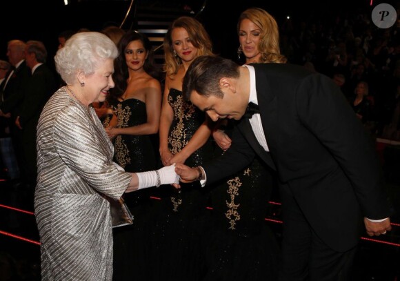David Walliams s'incline devant la reine Elizabeth II. 100e gala du Royal Variety au Royal Albert Hall, à Londres, le 19 novembre 2012, en présence de la reine Elizabeth II et du prince Philip.