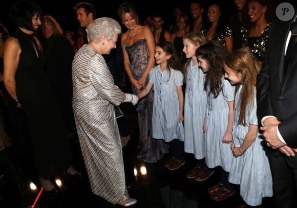 La reine Elizabeth II salue des jeunes comédiennes de la comédie musicale Matilda. 100e gala du Royal Variety au Royal Albert Hall, à Londres, le 19 novembre 2012, en présence de la reine Elizabeth II et du prince Philip.