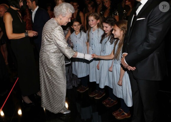 100e gala du Royal Variety au Royal Albert Hall, à Londres, le 19 novembre 2012, en présence de la reine Elizabeth II et du prince Philip.