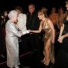 Kylie Minogue, ravie, fait la révérence devant Elizabeth II. 100e gala du Royal Variety au Royal Albert Hall, à Londres, le 19 novembre 2012, en présence de la reine Elizabeth II et du prince Philip.