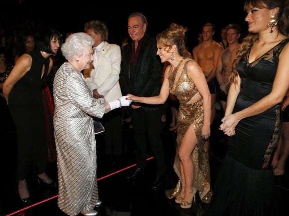 Kylie Minogue, ravie, fait la révérence devant Elizabeth II. 100e gala du Royal Variety au Royal Albert Hall, à Londres, le 19 novembre 2012, en présence de la reine Elizabeth II et du prince Philip.