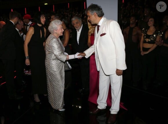 La reine Elizabeth II salue Andrea Bocelli. 100e gala du Royal Variety au Royal Albert Hall, à Londres, le 19 novembre 2012, en présence de la reine Elizabeth II et du prince Philip.