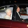 Elizabeth II et le duc d'Edimbourg à leur arrivée au 100e gala du Royal Variety au Royal Albert Hall, à Londres, le 19 novembre 2012, en présence de la reine Elizabeth II et du prince Philip.