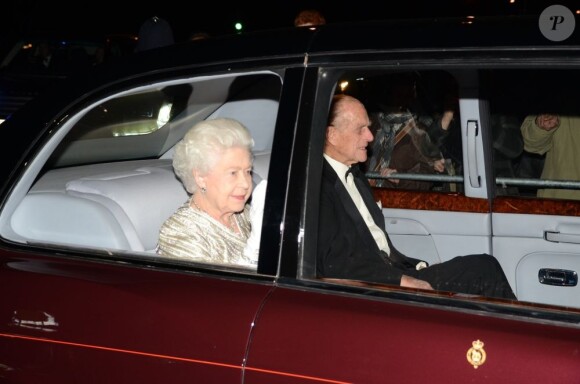 Elizabeth II et le duc d'Edimbourg à leur arrivée au 100e gala du Royal Variety au Royal Albert Hall, à Londres, le 19 novembre 2012, en présence de la reine Elizabeth II et du prince Philip.