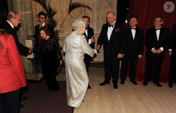 La reine Elizabeth II et son mari le prince Philip, duc d'Edimbourg assistaient le 19 novembre 2012 au 100e gala annuel du Royal Variety, au Royal Albert Hall, à Londres.