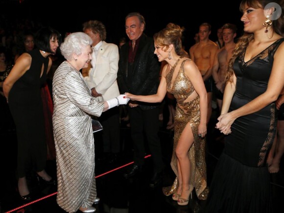 Elizabeth II salue Kylie Minogue après son passage sur scène. 100e gala du Royal Variety au Royal Albert Hall, à Londres, le 19 novembre 2012, en présence de la reine Elizabeth II et du prince Philip.