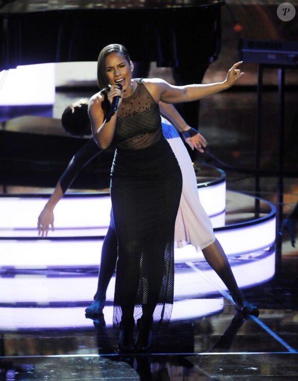 Alicia Keys lors de sa prestation au 100e gala du Royal Variety au Royal Albert Hall, à Londres, le 19 novembre 2012, en présence de la reine Elizabeth II et du prince Philip.