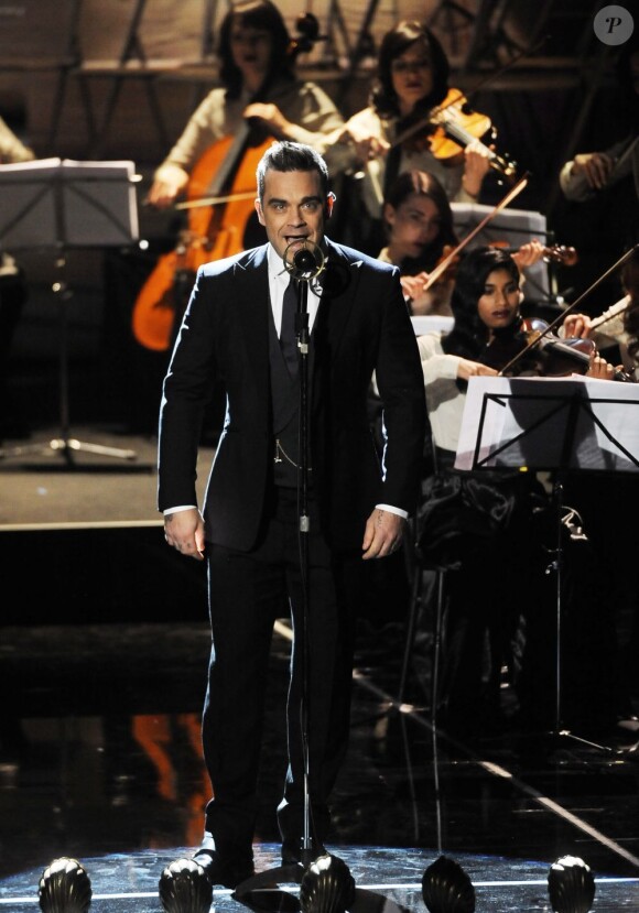 Robbie Williams. 100e gala du Royal Variety au Royal Albert Hall, à Londres, le 19 novembre 2012, en présence de la reine Elizabeth II et du prince Philip.