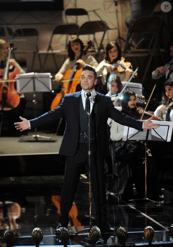 Robbie Williams a fait le show lors du 100e gala du Royal Variety au Royal Albert Hall, à Londres, le 19 novembre 2012, en présence de la reine Elizabeth II et du prince Philip.