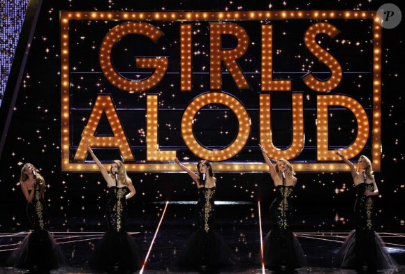 Les Girls Aloud sur scène au 100e gala du Royal Variety au Royal Albert Hall, à Londres, le 19 novembre 2012, en présence de la reine Elizabeth II et du prince Philip.