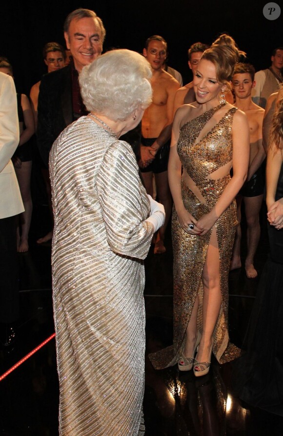 Elizabeth II et Kylie Minogue. Soirée du 100e gala du Royal Variety au Royal Albert Hall, à Londres, le 19 novembre 2012, en présence de la reine Elizabeth II et du prince Philip.