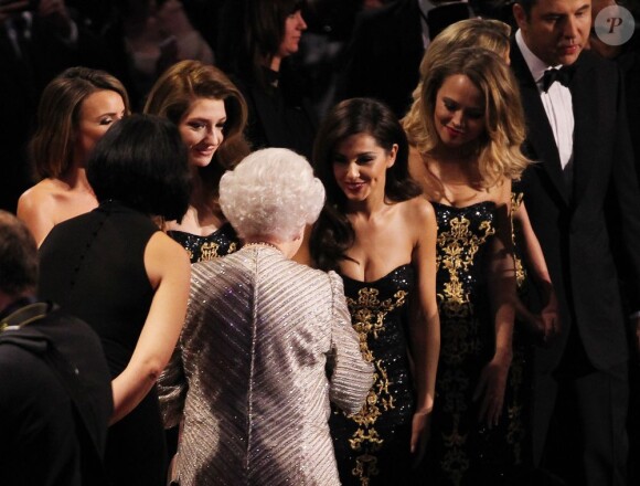 Elizabeth II salue une Cheryl Cole comblée lors de la soirée du 100e gala du Royal Variety au Royal Albert Hall, à Londres, le 19 novembre 2012.