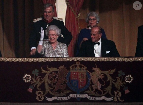 Elizabeth II et le duc d'Edimbourg en loge lors de la soirée du 100e gala du Royal Variety au Royal Albert Hall, à Londres, le 19 novembre 2012.
