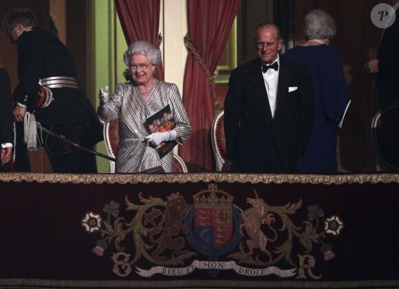 Elizabeth II et son mari le duc d'Edimbourg en loge lors de la soirée du 100e gala du Royal Variety au Royal Albert Hall, à Londres, le 19 novembre 2012.