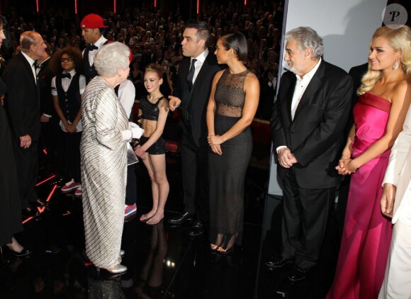 Elizabeth II face à Robbie Williams, Alicia Keys, Placido Domingo et Katherine jenkins lors de la soirée du 100e gala du Royal Variety au Royal Albert Hall, à Londres, le 19 novembre 2012.