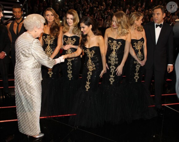 Elizabeth II salue Cheryl Cole et les Girls Aloud somptueuses lors de la soirée du 100e gala du Royal Variety au Royal Albert Hall, à Londres, le 19 novembre 2012.
