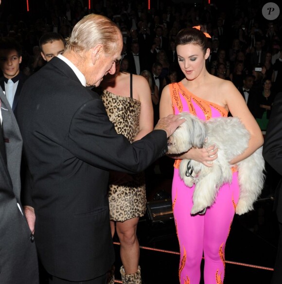 Le Prince Philip, duc d'Edimbourg, Ashleigh et son chien Pudsey - Soiree "Royal Variety Performance" a Londres, le 19 novembre 2012.  November 19, 2012 - Artists perform at the 2012 Royal Variety Performance at the Royal Albert Hall in London.19/11/2012 - London