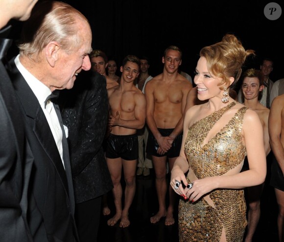 Le duc d'Edimbourg charmé par Kylie Minogue lors de la soirée du 100e gala du Royal Variety au Royal Albert Hall, à Londres, le 19 novembre 2012.