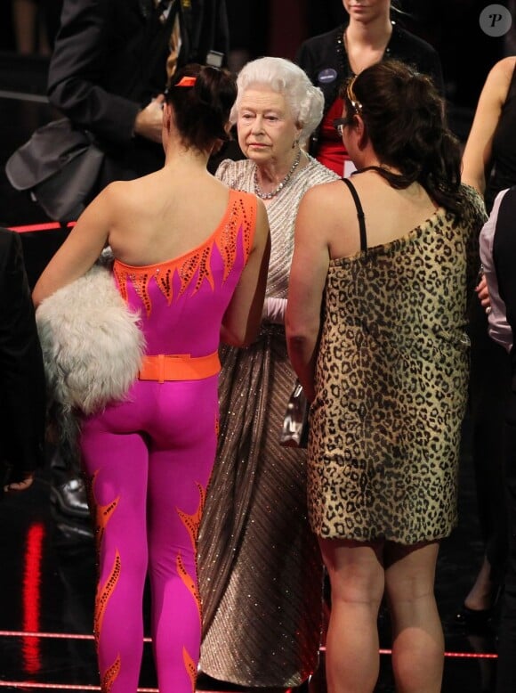 La Reine Elisabeth II, le groupe One Direction, Ashleigh et son chien Pudsey - Soiree "Royal Variety Performance" a Londres, le 19 novembre 2012.  November 19, 2012 - Artists perform at the 2012 Royal Variety Performance at the Royal Albert Hall in London.19/11/2012 - Londres