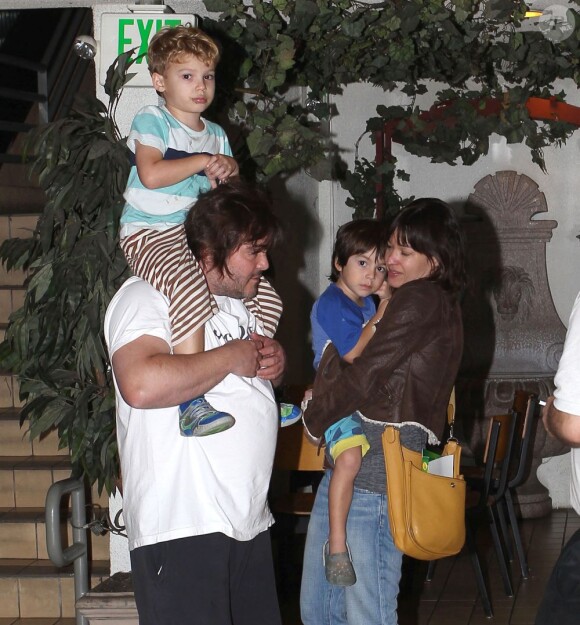 Jack Black et sa femme Tanya Haden ont emmené leurs fils Samuel et Thomas diner au California Pizza Kitchen de Sherman Oaks, le 20 novembre 2012