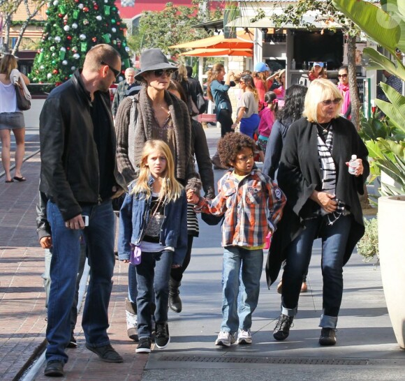Heidi Klum, ses enfants Leni, Johan, Henry, et Lou, sa mère et son petit ami Martin Kirsten au centre commercial The Grove, le 21 novembre 2012.