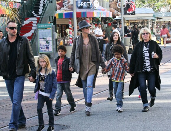 Heidi Klum emmène Leni, Johan, Henry, et Lou au centre commercial The Grove avec sa mère et son petit ami Martin Kirsten. 21 novembre 2012.