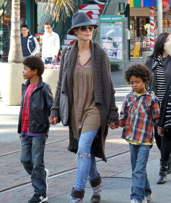Heidi Klum, ses enfants Leni, Johan, Henry, et Lou au centre commercial The Grove avec sa mère et son petit ami Martin Kirsten. 21 novembre 2012.