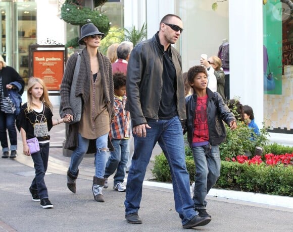 Heidi Klum emmène ses enfants Leni, Johan, Henry, et Lou au centre commercial The Grove avec sa mère et son petit ami et ex-garde du corps Martin Kirsten. 21 novembre 2012.