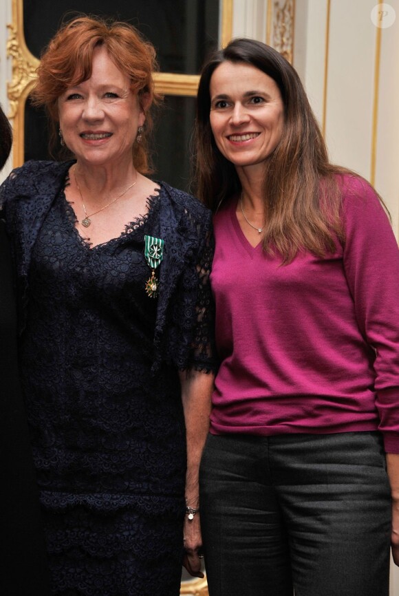 Eva Darlan reçoit les insignes d'Officier de l'ordre des Arts et des Lettres par la ministre de la Culture Aurélie Filippetti à Paris le 21 novembre 2012.